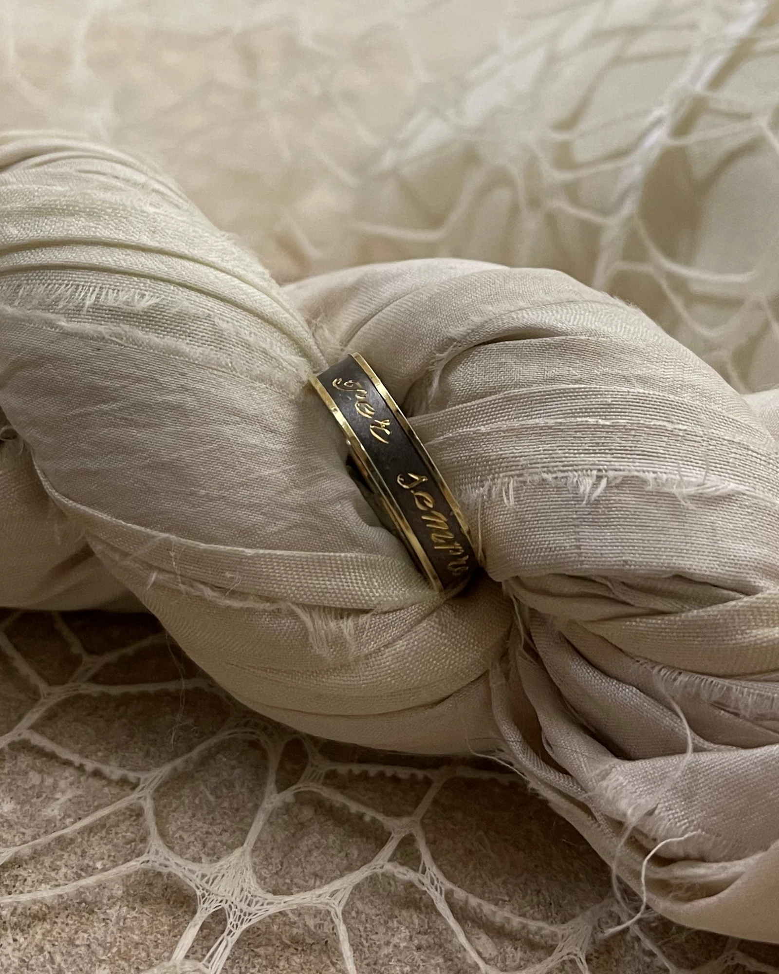 015 Anteo fede in oro giallo con brillanti neri  cod: T144N