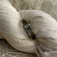 015 Anteo fede in oro giallo con brillanti neri  cod: T144N