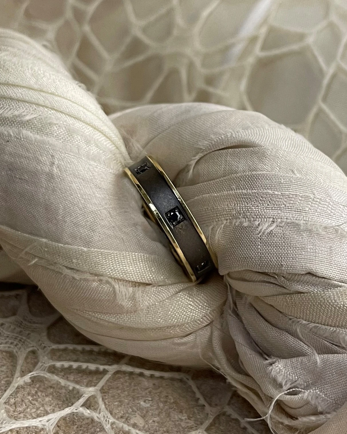 015 Anteo fede in oro giallo con brillanti neri  cod: T144N