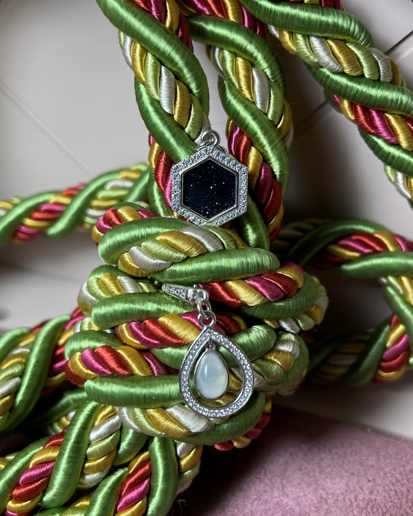 022 Rosato Charm argento con pietra del sole blu cod: RDE027