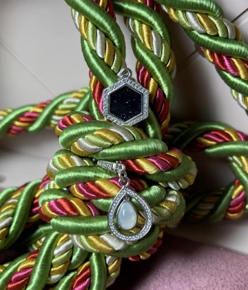 022 Rosato Charm argento con pietra del sole blu cod: RDE027